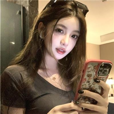 微光下的蓝色男孩